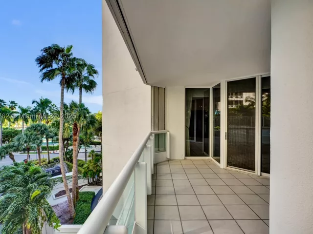 3-bedroom condo for sale in Aventura - 21150 Point Pl 406 - MondialRealty
