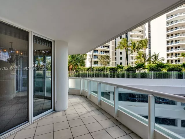 3-bedroom condo for sale in Aventura - 21150 Point Pl 406 - MondialRealty