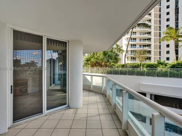 3-bedroom condo for sale in Aventura - 21150 Point Pl 406 - MondialRealty