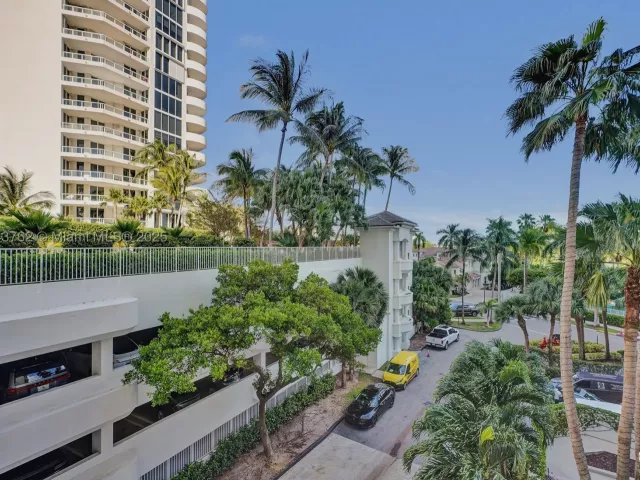 3-bedroom condo for sale in Aventura - 21150 Point Pl 406 - MondialRealty