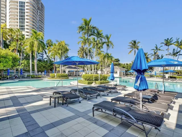 3-bedroom condo for sale in Aventura - 21150 Point Pl 406 - MondialRealty