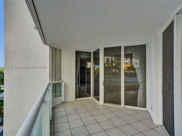 3-bedroom condo for sale in Aventura - 21150 Point Pl 406 - MondialRealty