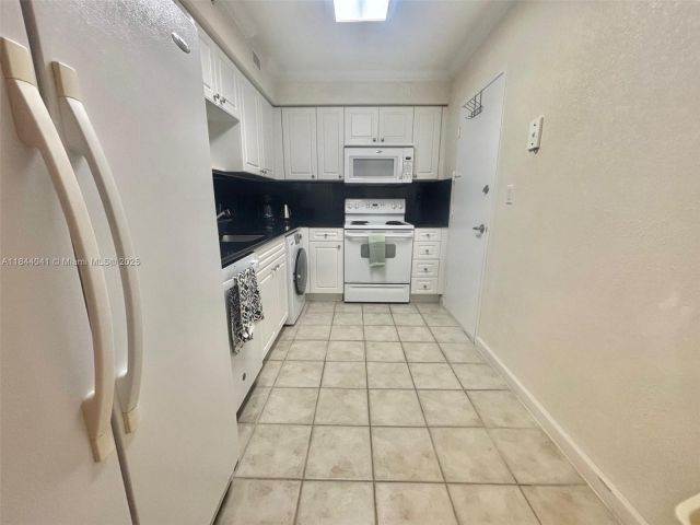 1-bedroom condo for rent in Hollywood - 2501 S Ocean Dr 433 - MondialRealty