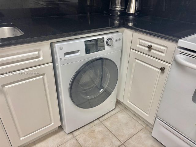 1-bedroom condo for rent in Hollywood - 2501 S Ocean Dr 433 - MondialRealty