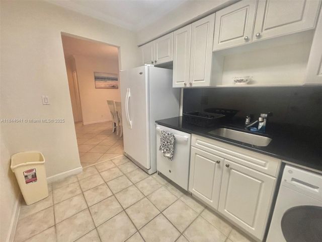 1-bedroom condo for rent in Hollywood - 2501 S Ocean Dr 433 - MondialRealty