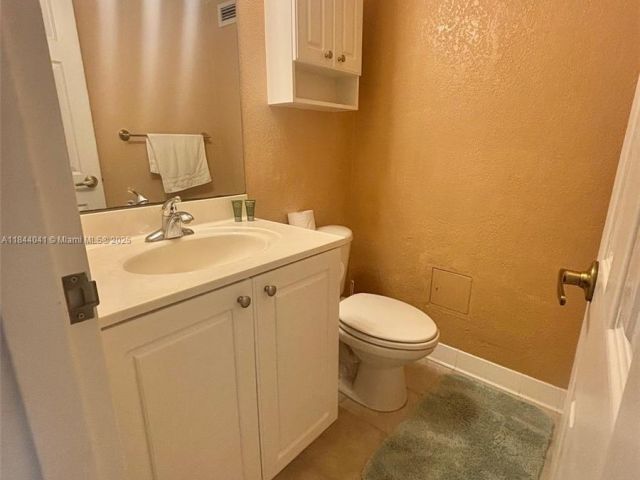 1-bedroom condo for rent in Hollywood - 2501 S Ocean Dr 433 - MondialRealty