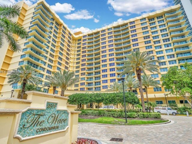 1-bedroom condo for rent in Hollywood - 2501 S Ocean Dr 433 - MondialRealty