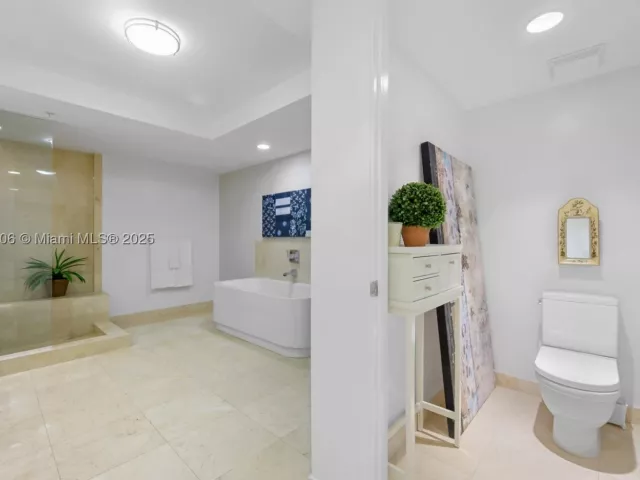3-bedroom condo for sale in Sunny Isles Beach - 150 Sunny Isles Blvd TH301 - MondialRealty