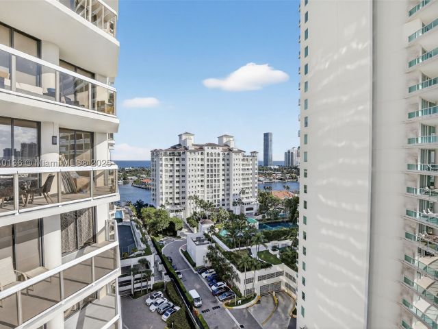 2-bedroom condo for sale in Aventura - 20185 E Country Club Dr 1405 - MondialRealty