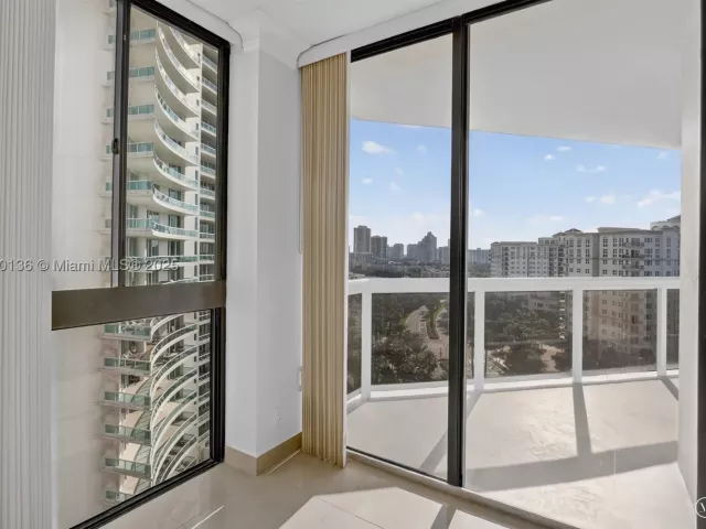 2-bedroom condo for sale in Aventura - 20185 E Country Club Dr 1405 - MondialRealty