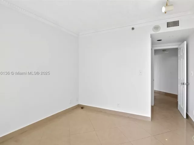 2-bedroom condo for sale in Aventura - 20185 E Country Club Dr 1405 - MondialRealty