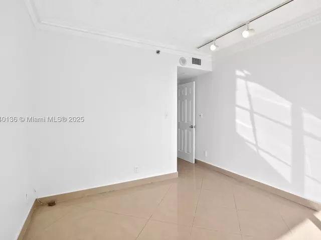 2-bedroom condo for sale in Aventura - 20185 E Country Club Dr 1405 - MondialRealty