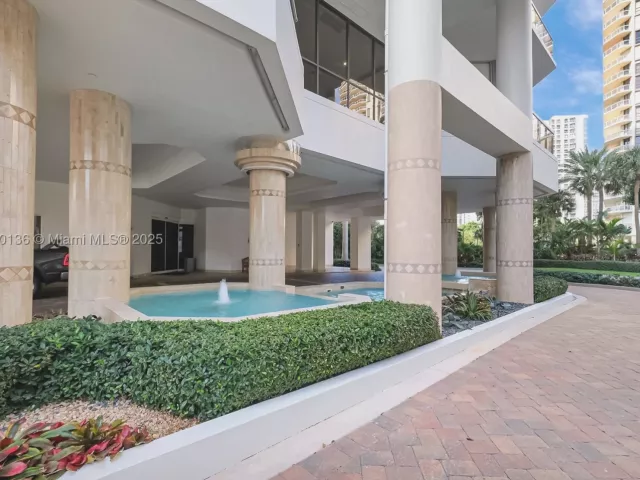 2-bedroom condo for sale in Aventura - 20185 E Country Club Dr 1405 - MondialRealty
