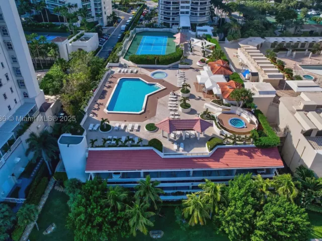 2-bedroom condo for sale in Aventura - 20185 E Country Club Dr 1405 - MondialRealty