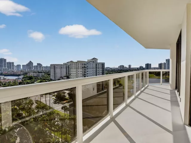 2-bedroom condo for sale in Aventura - 20185 E Country Club Dr 1405 - MondialRealty