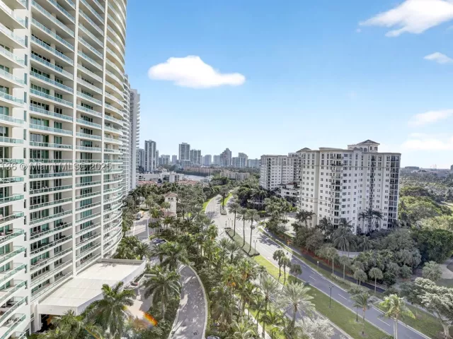 2-bedroom condo for sale in Aventura - 20185 E Country Club Dr 1405 - MondialRealty