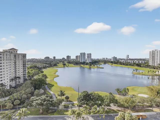 2-bedroom condo for sale in Aventura - 20185 E Country Club Dr 1405 - MondialRealty