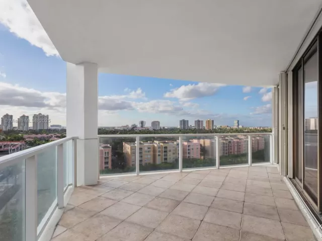 2-bedroom condo for sale in Aventura - 19500 Turnberry Way 9D - MondialRealty