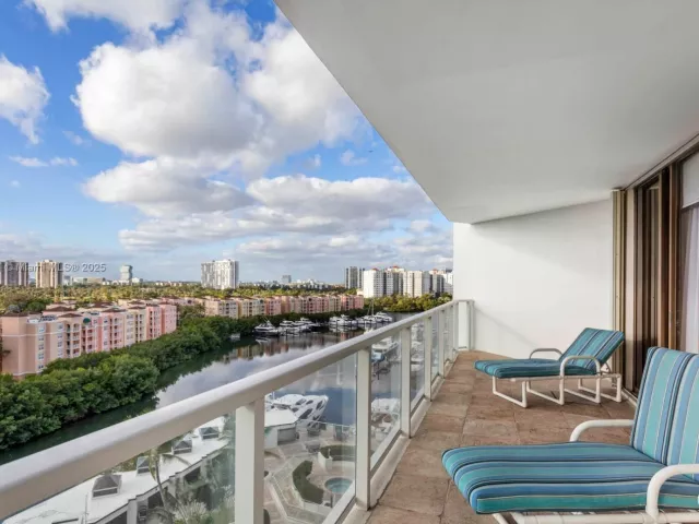 2-bedroom condo for sale in Aventura - 19500 Turnberry Way 9D - MondialRealty
