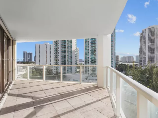 2-bedroom condo for sale in Aventura - 19500 Turnberry Way 9D - MondialRealty