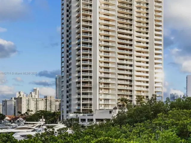 2-bedroom condo for sale in Aventura - 19500 Turnberry Way 9D - MondialRealty