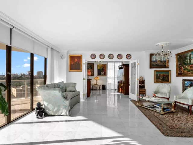 2-bedroom condo for sale in Aventura - 19500 Turnberry Way 9D - MondialRealty