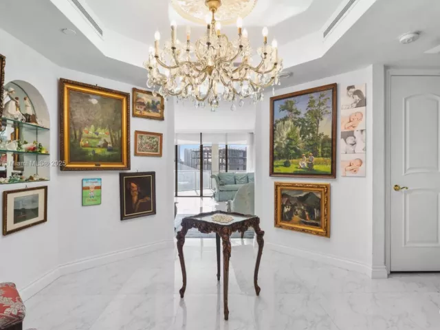 2-bedroom condo for sale in Aventura - 19500 Turnberry Way 9D - MondialRealty