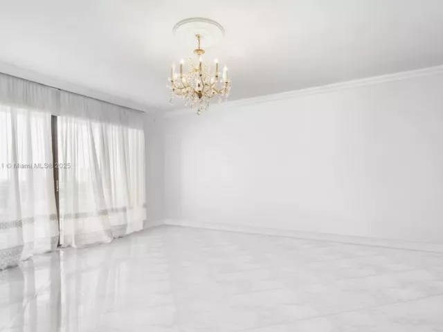 2-bedroom condo for sale in Aventura - 19500 Turnberry Way 9D - MondialRealty