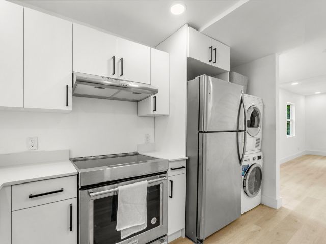 Home for rent at 114 NW 10th Avenue - photo 6362711