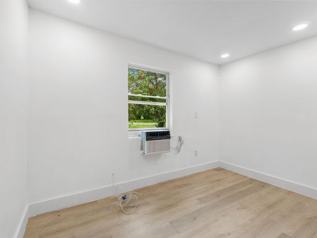 Home for rent at 114 NW 10th Avenue - photo 6362719