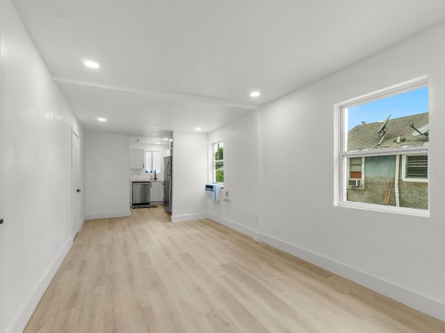 Home for rent at 114 NW 10th Avenue - photo 6362720