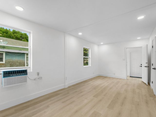 Home for rent at 114 NW 10th Avenue - photo 6362723