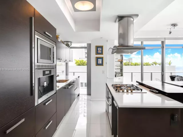 3-bedroom condo for sale in Miami Beach - 3737 Collins Ave S-801 - MondialRealty