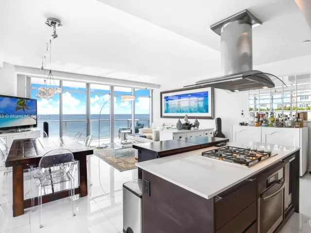 3-bedroom condo for sale in Miami Beach - 3737 Collins Ave S-801 - MondialRealty