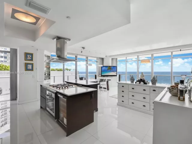 3-bedroom condo for sale in Miami Beach - 3737 Collins Ave S-801 - MondialRealty