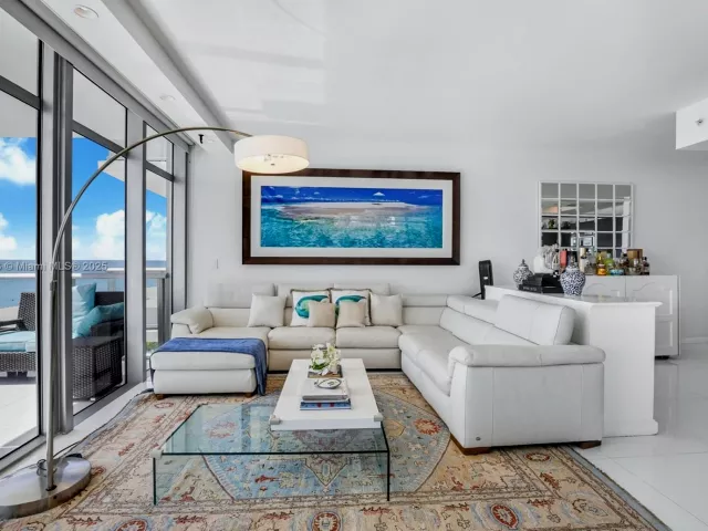 3-bedroom condo for sale in Miami Beach - 3737 Collins Ave S-801 - MondialRealty