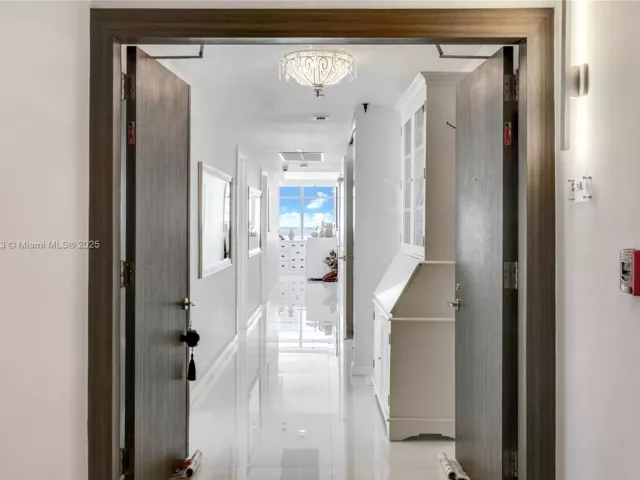 3-bedroom condo for sale in Miami Beach - 3737 Collins Ave S-801 - MondialRealty