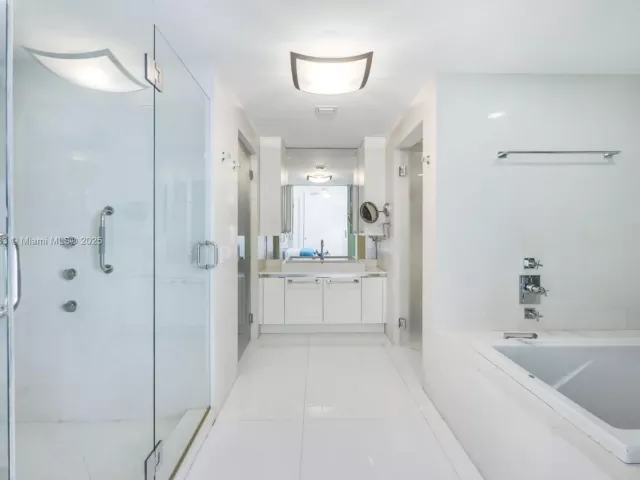 3-bedroom condo for sale in Miami Beach - 3737 Collins Ave S-801 - MondialRealty