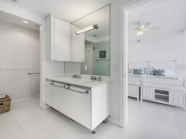 3-bedroom condo for sale in Miami Beach - 3737 Collins Ave S-801 - MondialRealty