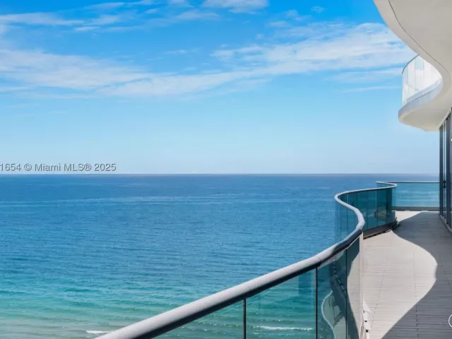 5-bedroom condo for sale in Surfside - 9349 Collins Ave 1101 - MondialRealty