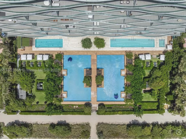 5-bedroom condo for sale in Surfside - 9349 Collins Ave 1101 - MondialRealty