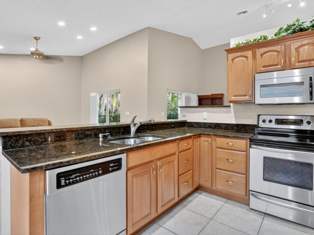 Home for rent at 3511 NW 4th Avenue - photo 6437306