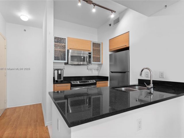 1-bedroom condo for sale in Miami - 950 Brickell Bay Dr 501 - MondialRealty