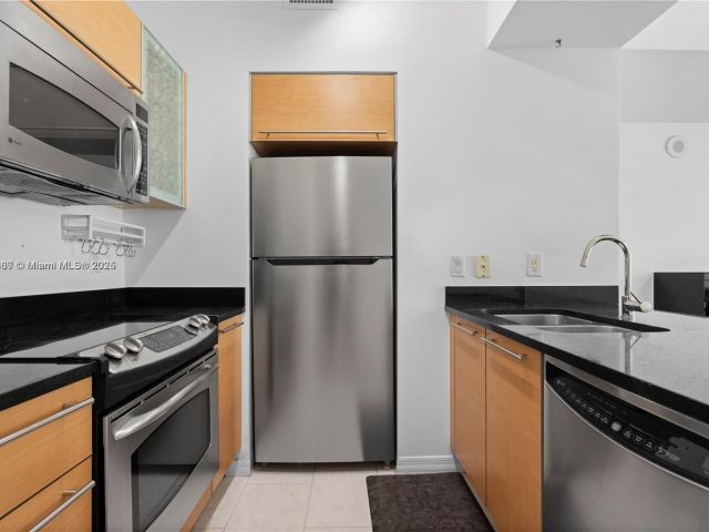 1-bedroom condo for sale in Miami - 950 Brickell Bay Dr 501 - MondialRealty