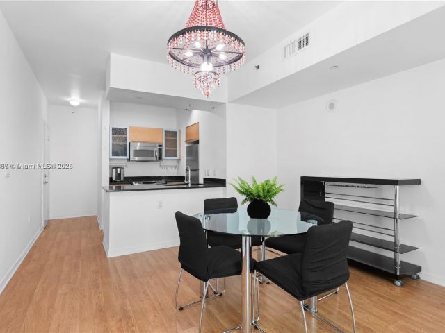 1-bedroom condo for sale in Miami - 950 Brickell Bay Dr 501 - MondialRealty