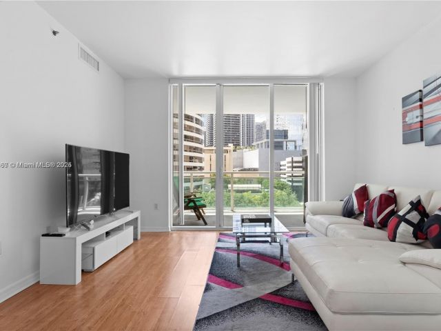 1-bedroom condo for sale in Miami - 950 Brickell Bay Dr 501 - MondialRealty