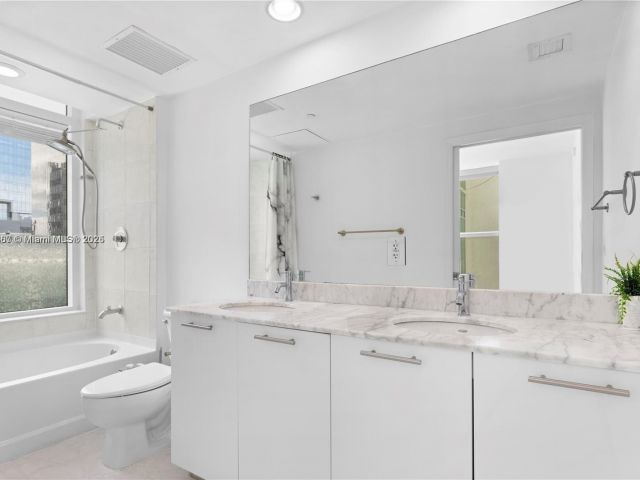 1-bedroom condo for sale in Miami - 950 Brickell Bay Dr 501 - MondialRealty