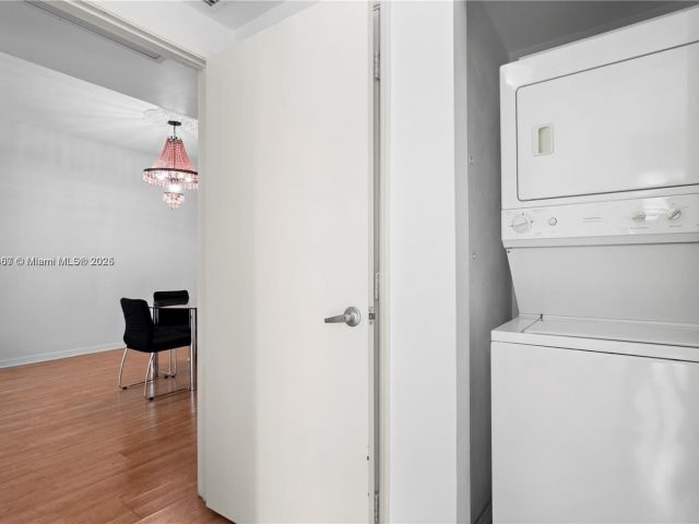 1-bedroom condo for sale in Miami - 950 Brickell Bay Dr 501 - MondialRealty