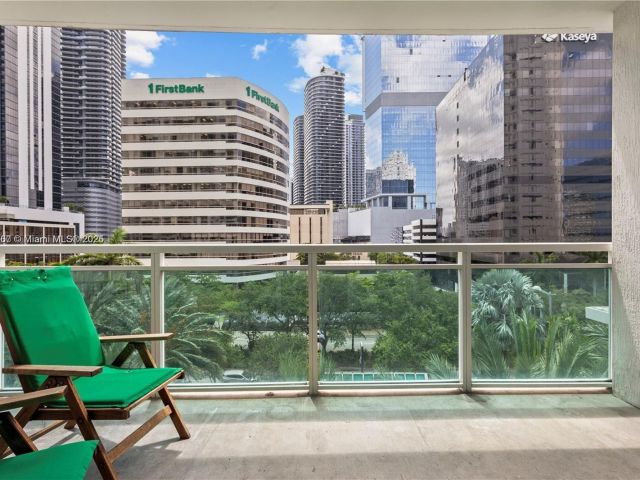 1-bedroom condo for sale in Miami - 950 Brickell Bay Dr 501 - MondialRealty