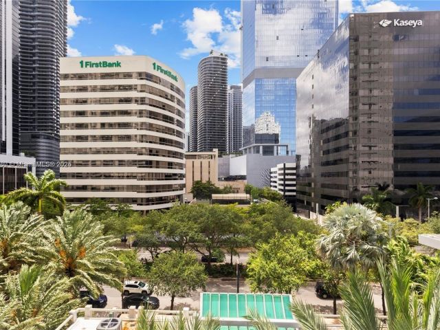 1-bedroom condo for sale in Miami - 950 Brickell Bay Dr 501 - MondialRealty